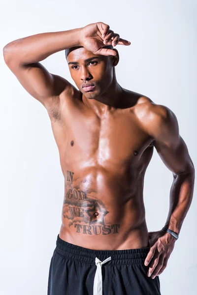 Beau musclé torse nu sportif afro-américain posant isolé sur gris — Photo de stock