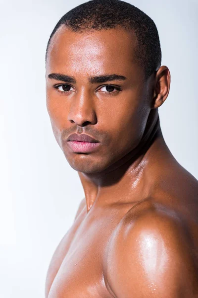 Portrait d'un beau sportif afro-américain torse nu regardant une caméra isolée sur fond gris — Photo de stock