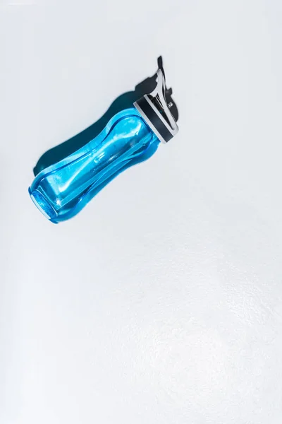Крупным планом вид спортивной бутылки с водой на сером — стоковое фото