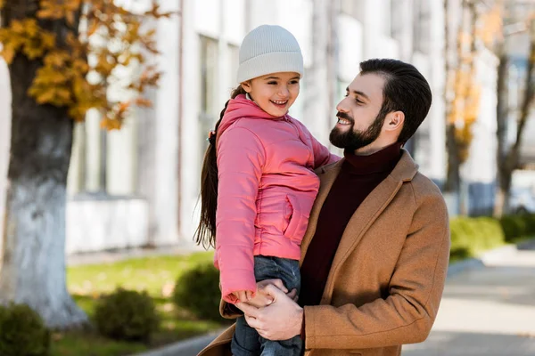 Pai feliz com a filha abraçando em roupa de outono. fora — Fotografia de Stock