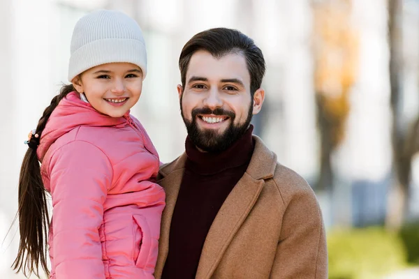 Padre feliz con la hija abrazando y mirando a la cámara. afuera — Stock Photo