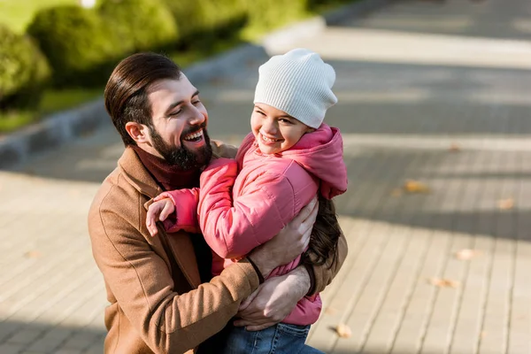 Padre feliz con la hija abrazando. afuera - foto de stock