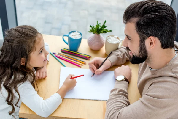 Батько і дочка малюють і дивляться один на одного — Stock Photo