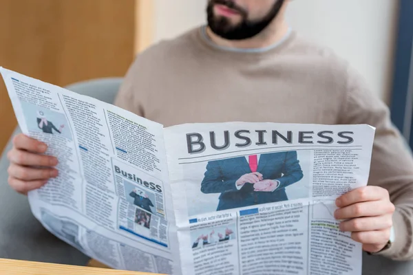 Abgeschnittenes Bild des Mannes, der Wirtschaftszeitung liest — Stockfoto