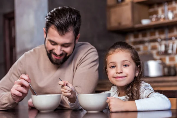 Glückliche Tochter und Vater beim Frühstück — Stockfoto