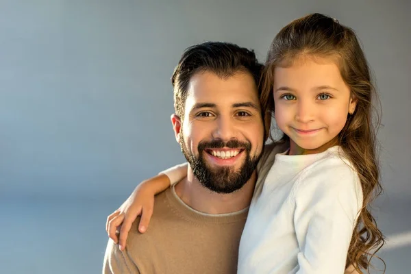 Retrato de feliz padre e hija mirando a la cámara - foto de stock