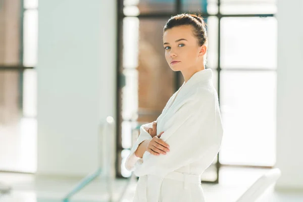 Bela jovem mulher em roupão relaxante no spa — Fotografia de Stock