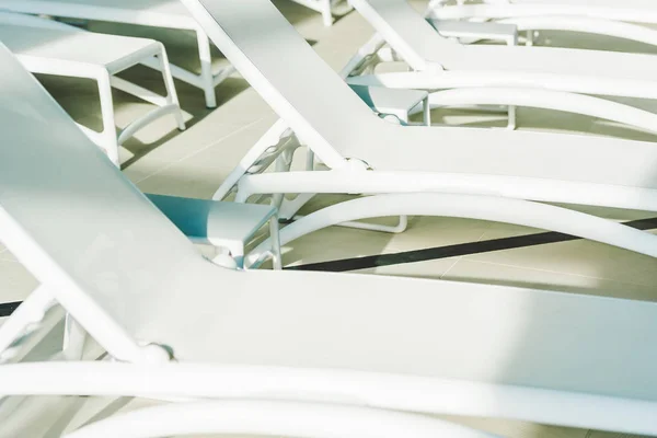 Rangée de chaises longues au centre de spa moderne — Photo de stock