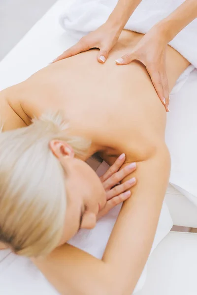 Hochwinkel-Ansicht der schönen jungen Frau, die eine Massage bekommt — Stockfoto