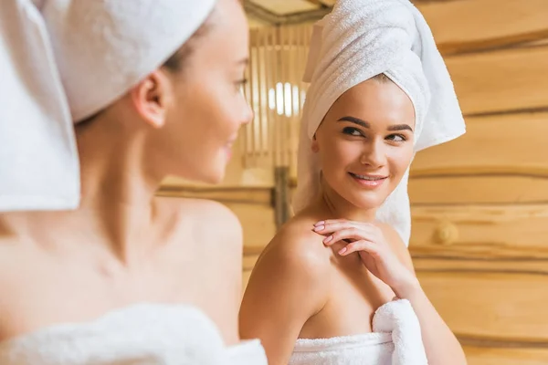 Close-up de belas mulheres jovens na sauna — Fotografia de Stock