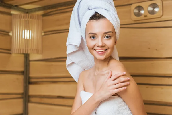 Belle jeune femme au sauna regardant la caméra — Photo de stock