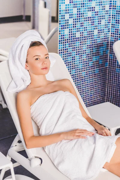 Bela jovem mulher relaxante no solário no salão de spa — Fotografia de Stock