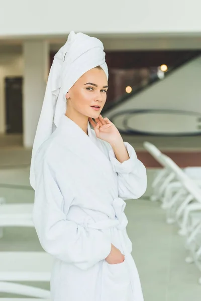 Bela jovem mulher em roupão de banho no salão de spa — Fotografia de Stock