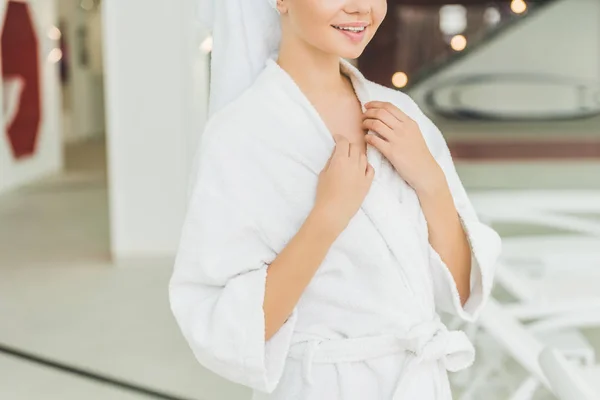 Schnappschuss der schönen jungen Frau in Bademantel und Handtuch auf dem Kopf im Wellness-Salon — Stockfoto