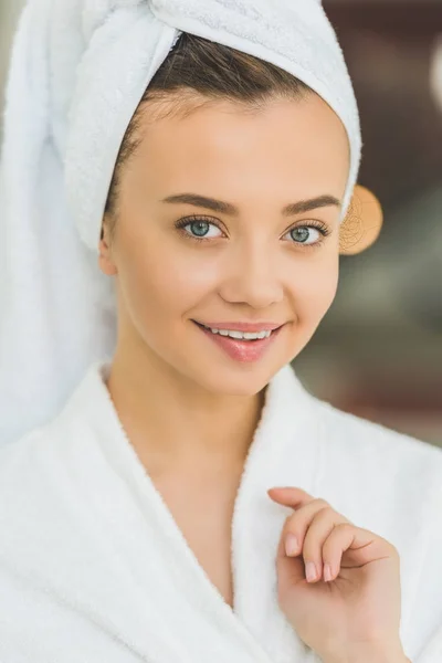 Nahaufnahme Porträt einer schönen jungen Frau in Bademantel und Handtuch auf dem Kopf im Wellness-Salon — Stockfoto