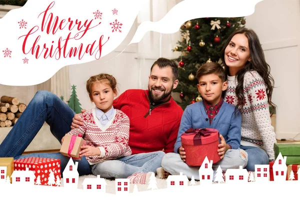 Familia con regalos de Navidad - foto de stock