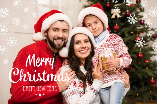 Familia feliz con regalo de Navidad - foto de stock