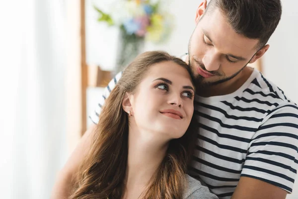 Schönes junges Paar, das sich zu Hause umarmt — Stockfoto