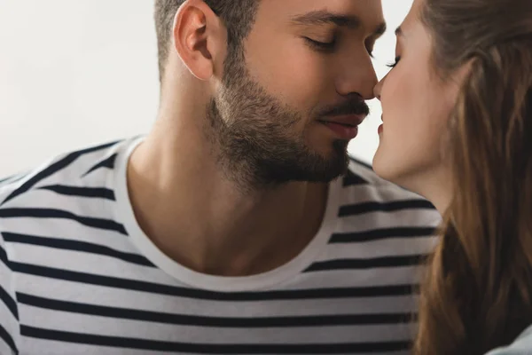 Primer plano de besar apasionada joven pareja - foto de stock