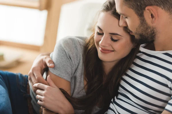 Primer plano de la joven pareja corriendo en casa - foto de stock