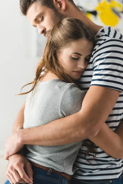 Hermosa pareja amorosa abrazando con los ojos cerrados - foto de stock