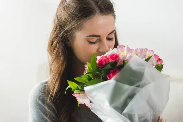 Jeune femme sensuelle avec beau bouquet de fleurs — Photo de stock