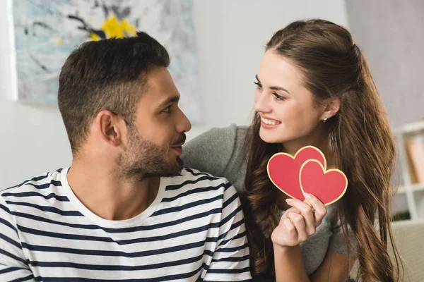 Femme donnant la carte de voeux de la Saint-Valentin au petit ami — Photo de stock