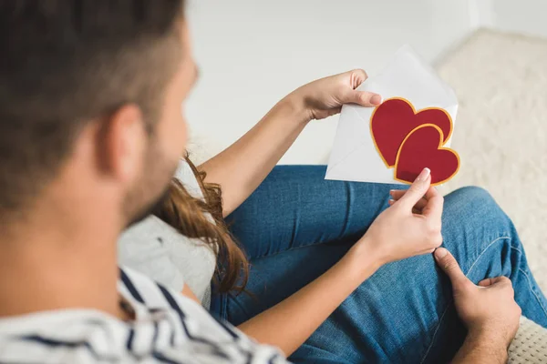 Обрізаний знімок пари з вітальною листівкою на день Святого Валентина — стокове фото