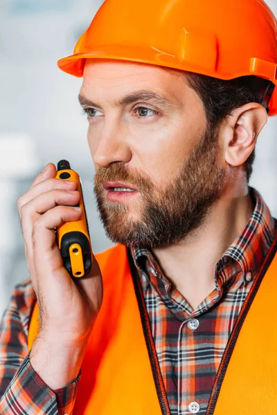 Travailleur dans le casque en utilisant talkie walkie — Photo de stock