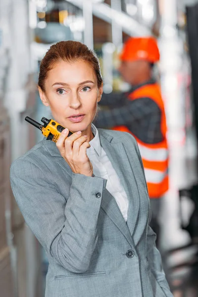 Ispettore donna con walkie talkie nel magazzino di spedizione — Foto stock