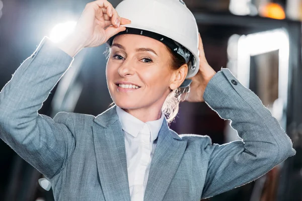 Female inspector in helmet working in warehouse — Stock Photo