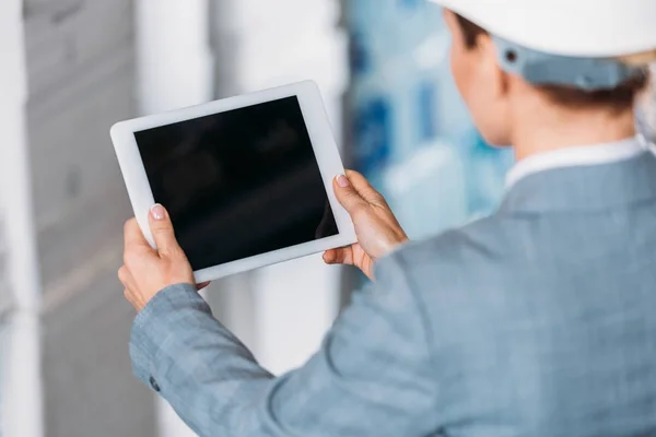 Inspector femenino usando tableta digital con pantalla en blanco - foto de stock