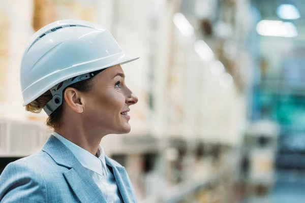 Female inspector in white helmet in warehouse — Stock Photo