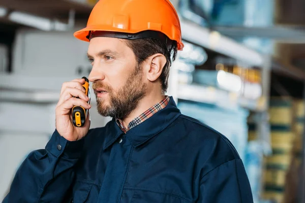 Trabalhador masculino no capacete com walkie talkie no estoque de transporte — Fotografia de Stock