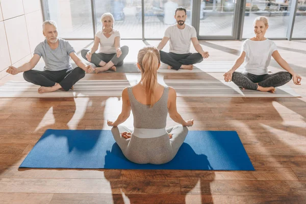 Grupo de mujeres meditando en yoga de loto posan con mudra de conocimiento - foto de stock