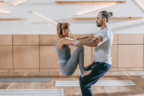 Middle aged couple practicing aerobics together at training class — Stock Photo