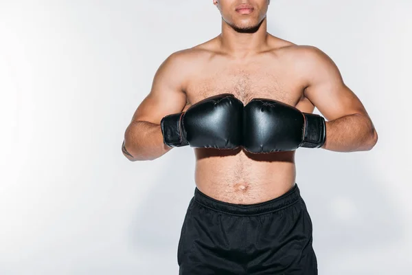 Imagen recortada de boxeador afroamericano sin camisa con guantes — Stock Photo