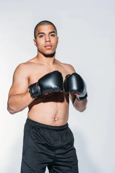 Sportif afro-américain musclé avec gants de boxe isolés sur blanc — Photo de stock