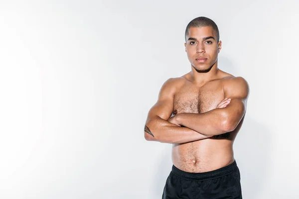 Sportif afro-américain debout avec les bras croisés isolés sur blanc — Photo de stock