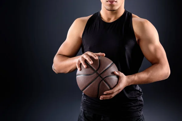 Tiro cortado de jogador de basquete americano africano com bola em preto — Fotografia de Stock