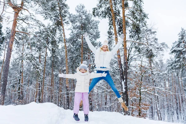 Madre e figlioletta si divertono insieme nel parco invernale — Foto stock