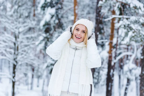 Retrato de hermosa mujer feliz en el bosque de invierno nevado - foto de stock