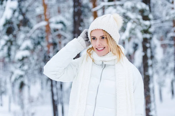 Ritratto di bella donna felice nella foresta invernale innevata — Foto stock