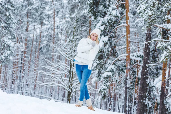 Bella giovane donna a piedi nella foresta invernale — Foto stock