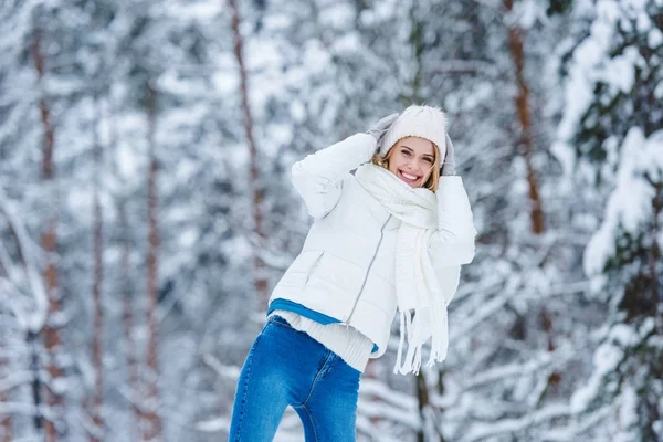 Portrait de belle femme heureuse dans la forêt enneigée d'hiver — Photo de stock