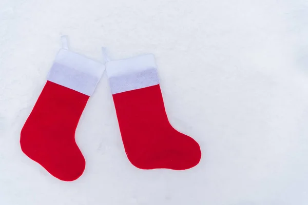 Vista de cerca de los calcetines rojos de Navidad aislados en blanco - foto de stock
