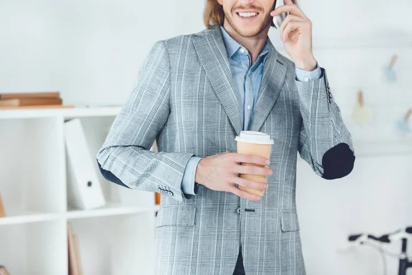 Обрізане зображення красивого бізнесмена, що розмовляє по смартфону в офісі — стокове фото