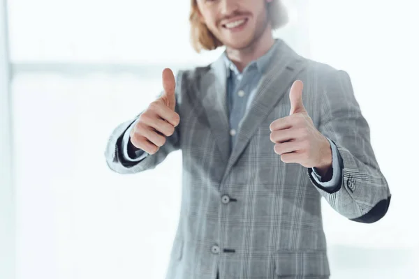 Abgeschnittenes Bild von Geschäftsmann, der Daumen nach oben zeigt — Stockfoto