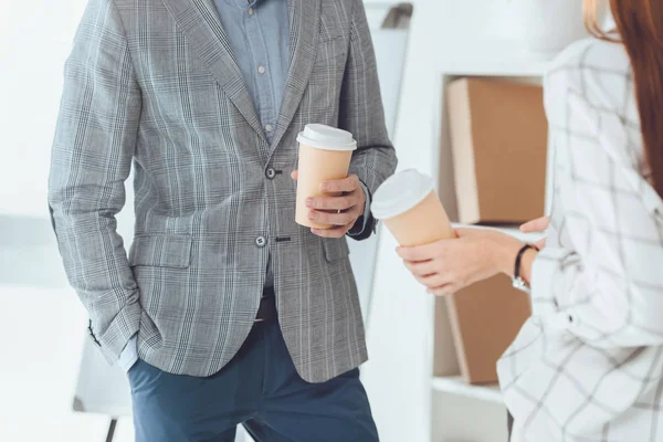 Abgeschnittenes Bild männlicher und weiblicher Kollegen, die Kaffeepause im Büro machen — Stockfoto