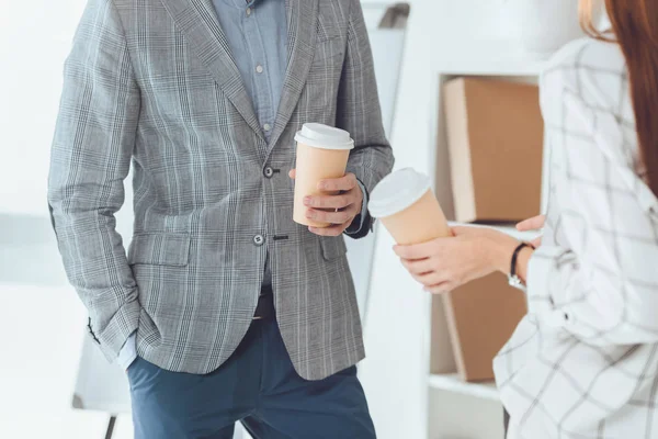 Immagine ritagliata di colleghi di sesso maschile e femminile che hanno pausa caffè in ufficio — Foto stock